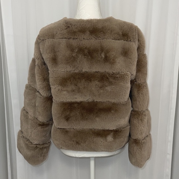 New with tag. Fashion Nova faux fur Jacket Coat. Size Small. - Picture 5 of 9